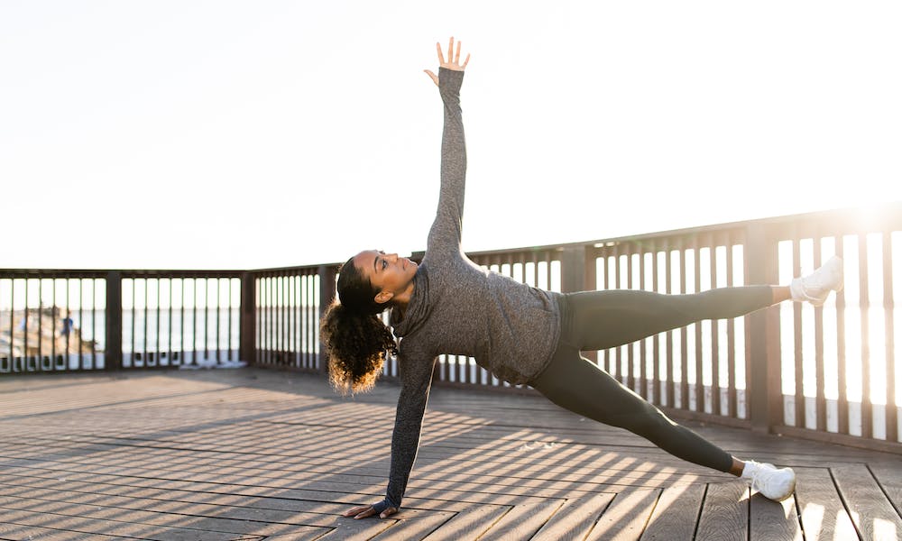 woman doing side planks
