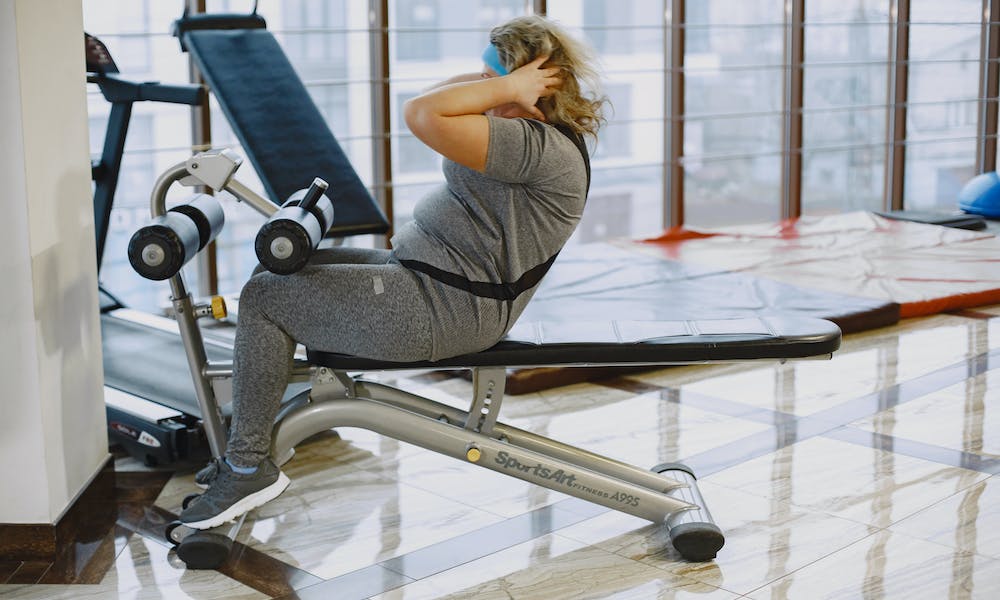 woman doing sit-ups